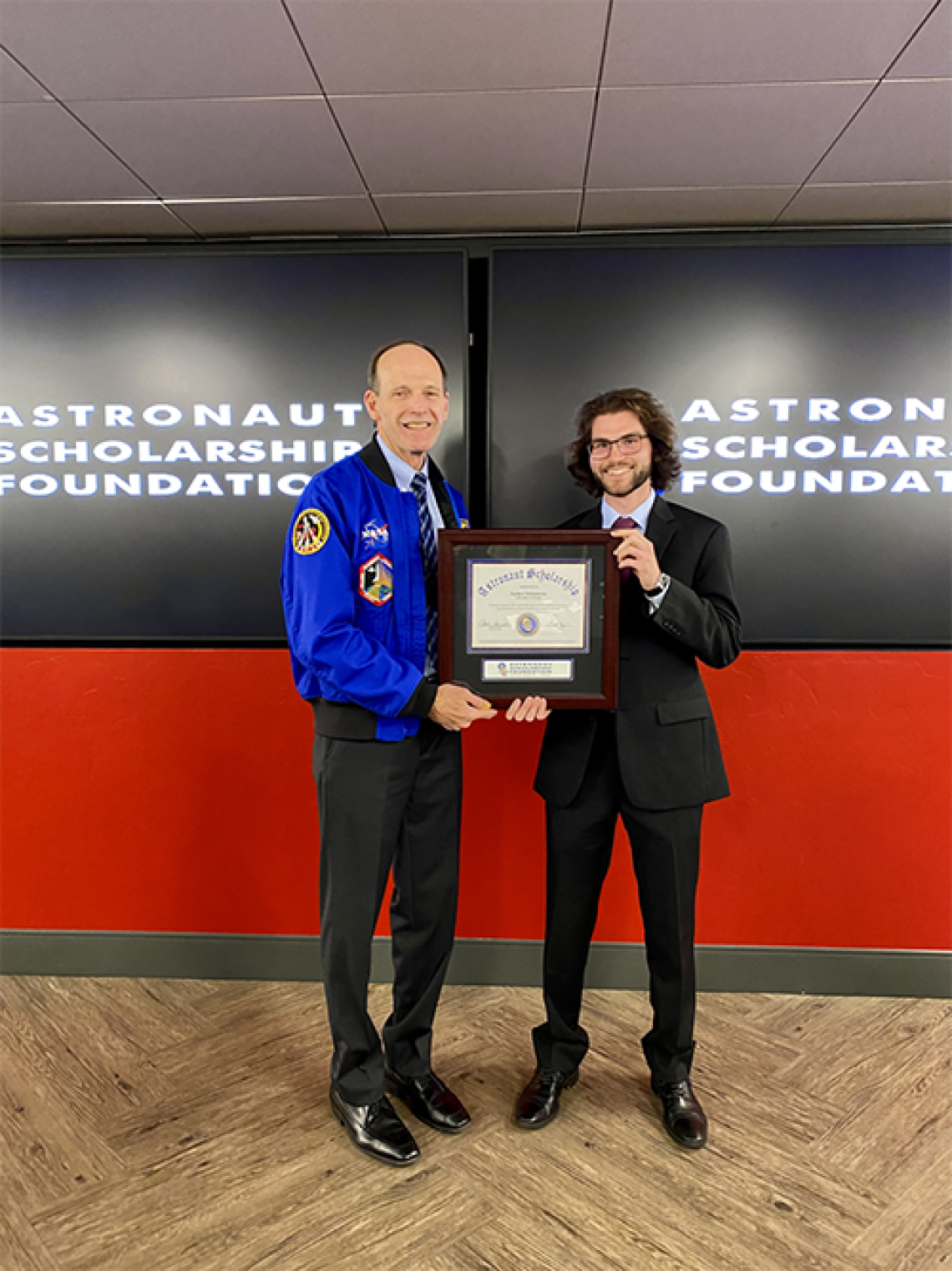 Zach Schlamowitz receiving the Astronaut award